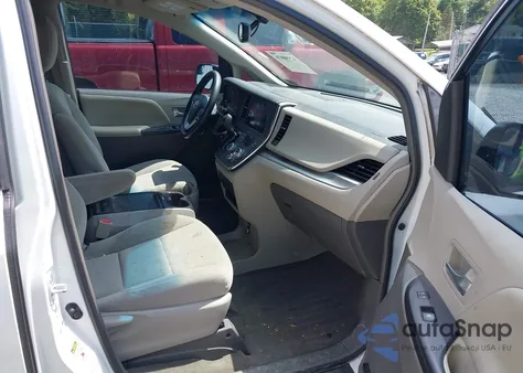 2015 Toyota Sienna Le 7 Passenger z USA, uszkodzony, nr VIN 5TDJK3DC7FS125121